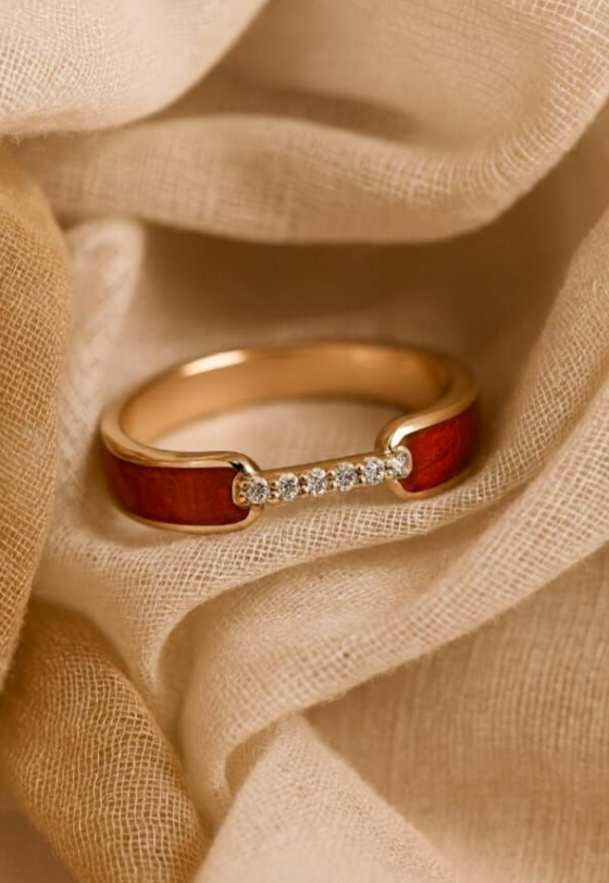 Kırmızı Mine Detaylı Pıranta Taşlı Rose Gold Yüzük