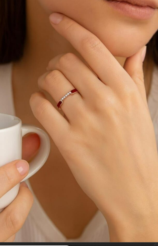 Kırmızı Mine Detaylı Pıranta Taşlı Rose Gold Yüzük