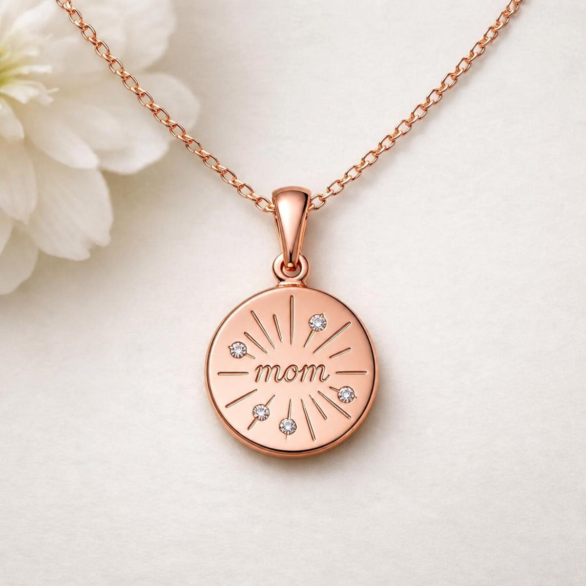Anne Temalı “Mom” Kolye – Zirkon Taş Detaylı Zarif Gümüş Kolye